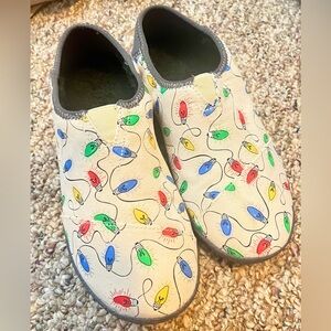 Toms Women’s Christmas Holiday Lightbulb Print Slip-Ons